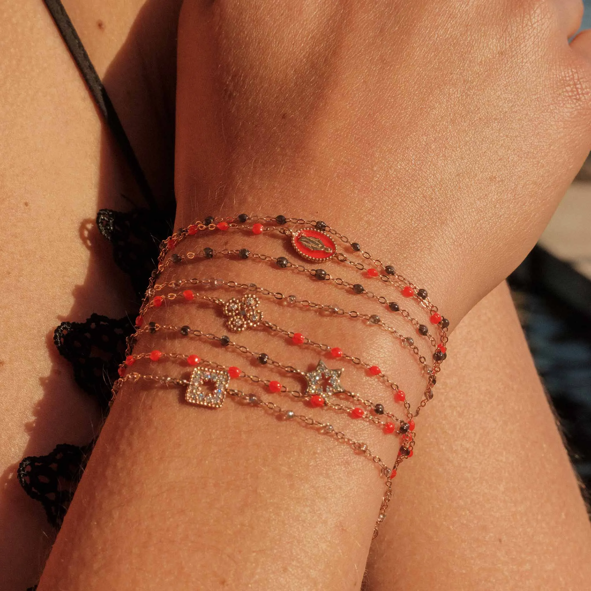 Madone resin charm Classic Gigi Coral bracelet, Rose Gold, 6.7"