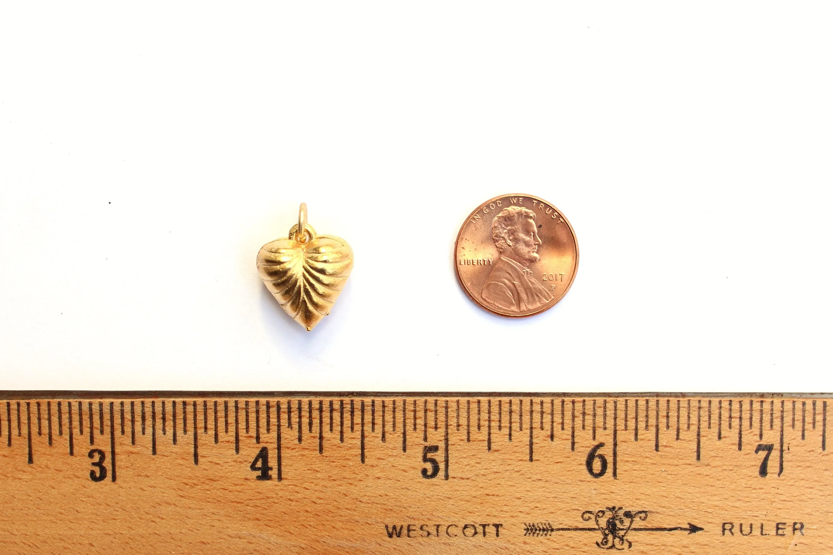 Scalloped Heart Charm in Britannium – Elegance in Every Curve