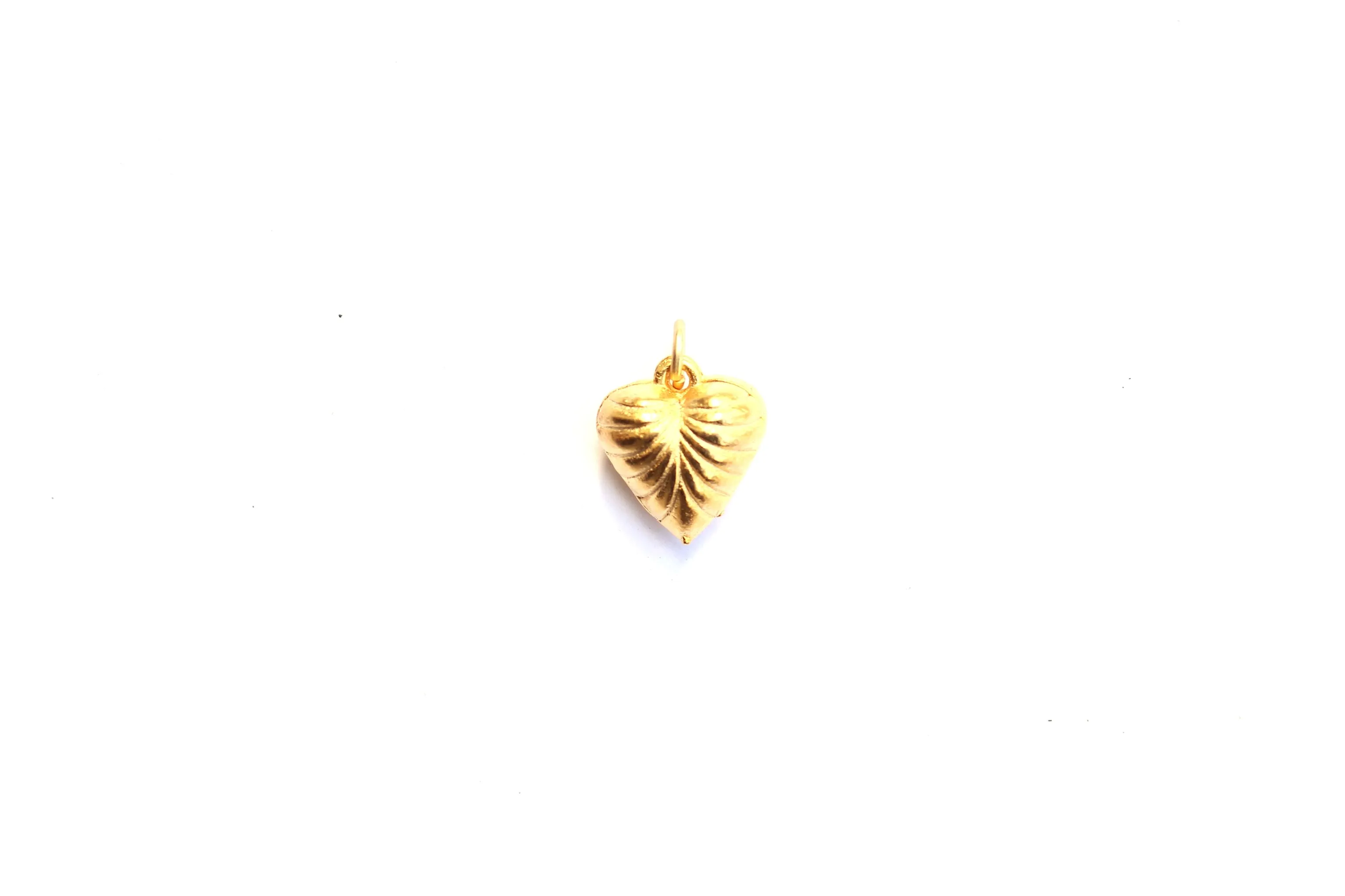 Scalloped Heart Charm in Britannium – Elegance in Every Curve