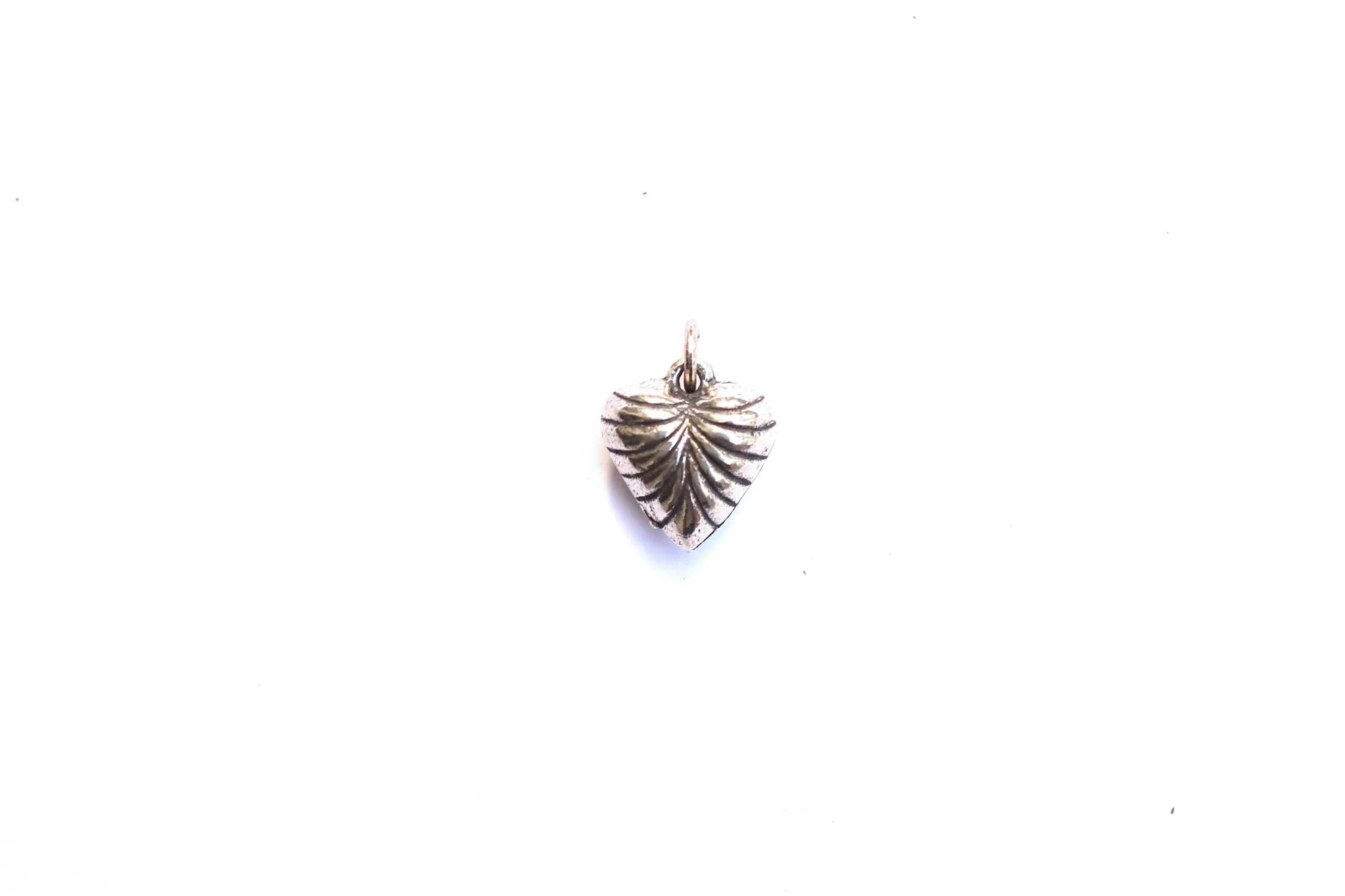 Scalloped Heart Charm in Britannium – Elegance in Every Curve